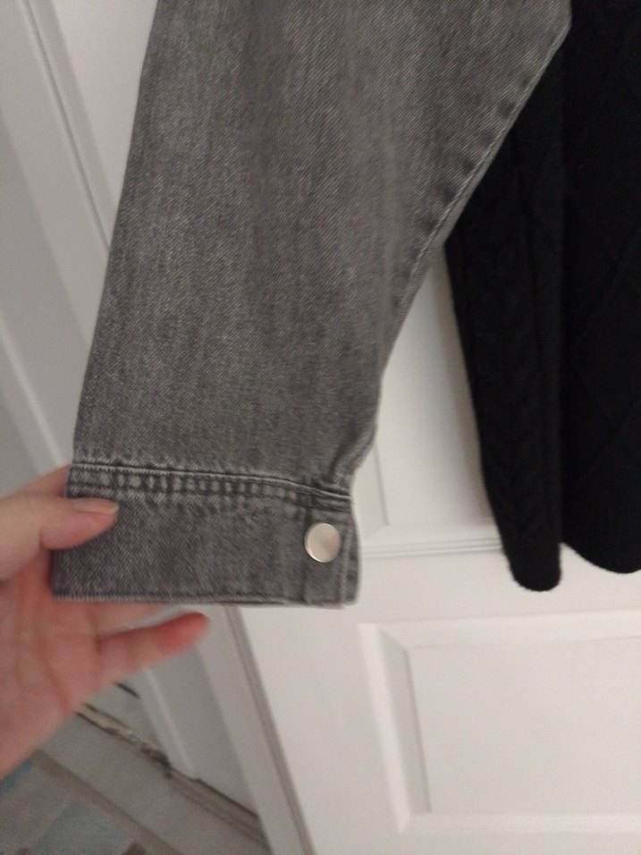 Gri Kollu Siyah Düğmeli Denim Ceket - Görsel 4