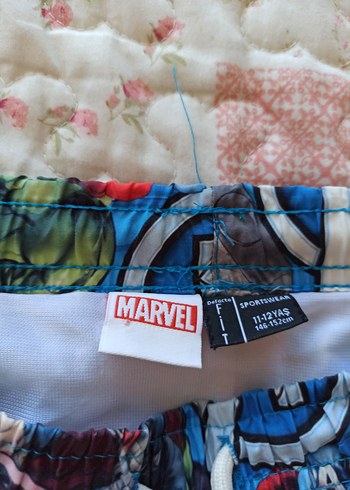 11-12 Yaş Beden Çok Renkli Avengers Desenli Şort mayo