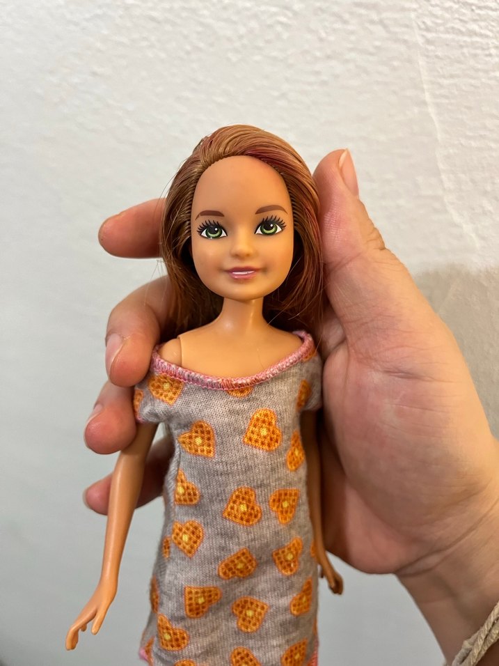 Gri Üzerinde Turuncu Desenli Bebek - Görsel 2