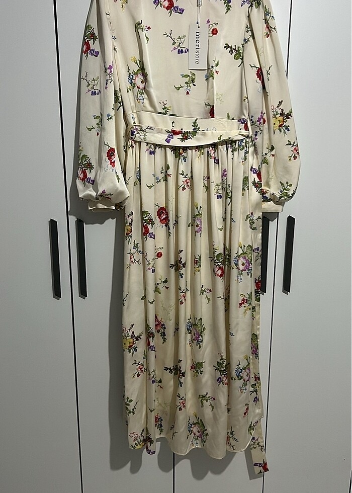 Çiçekli tesettür elbise - Görsel 3