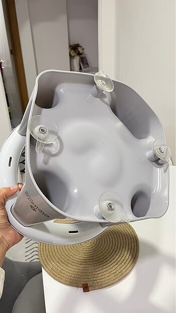 Diğer Hem banyo içinde hem mama sandalyesi olarak kullanılabilir