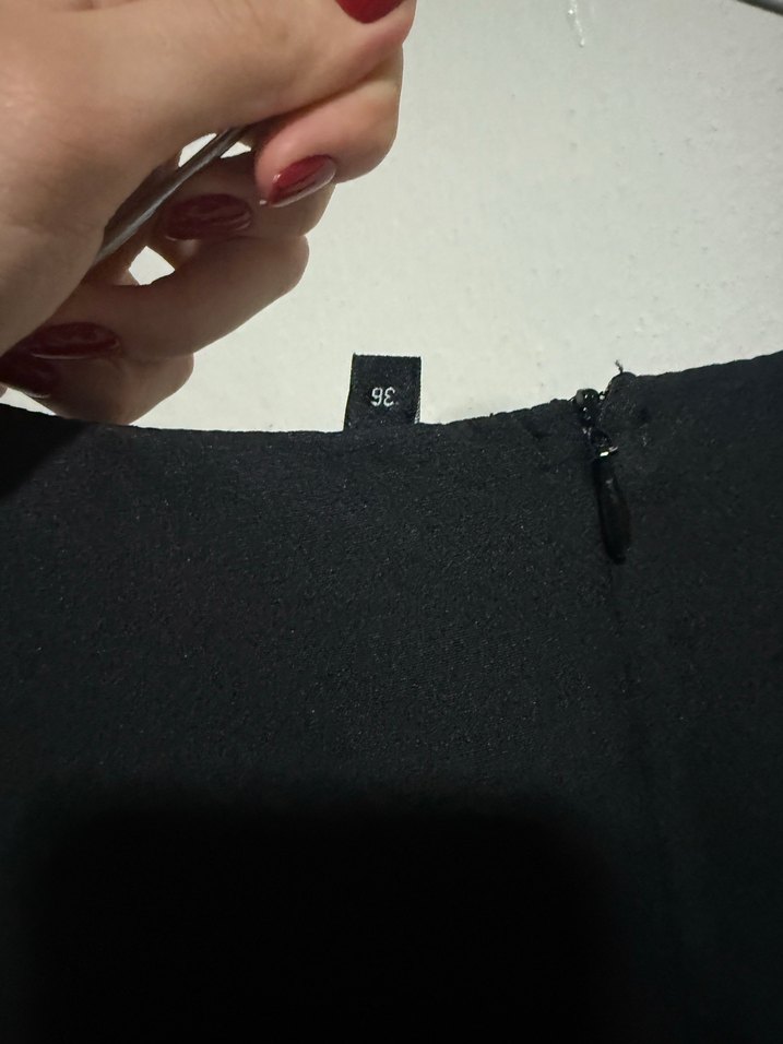 Siyah Mini Yüksek Yaka Kolsuz Elbise - Görsel 4