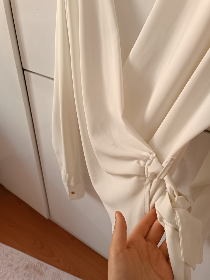 Uzun Kollu Beyaz V Yaka Kadın Bluz - Görsel 2