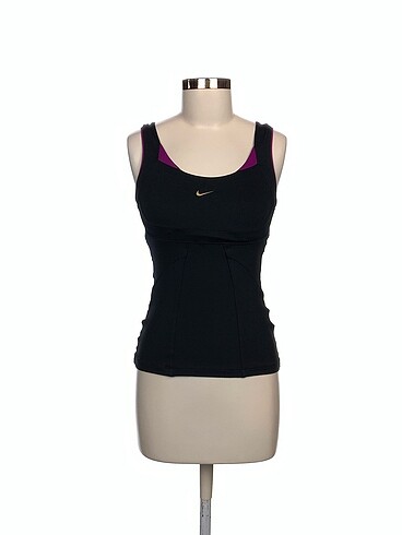 Nike T-shirt %70 İndirimli.