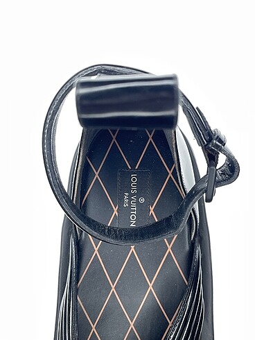 37 Beden çeşitli Renk Louis Vuitton Sandalet %70 İndirimli.