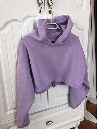 lila sweatshirt