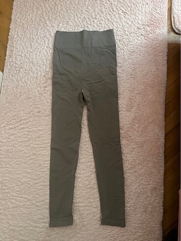 Bershka bej rengi arkası büzgülü xs-s beden tayt