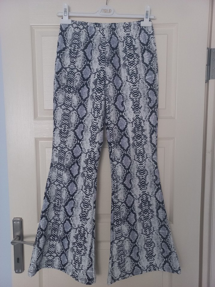 Kadın Gri Yılan Desenli Pileli İspanyol Paça Pantolon - Görsel 2