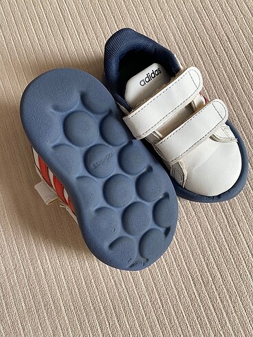23 Beden beyaz Renk Adidas çocuk ayakkabısı