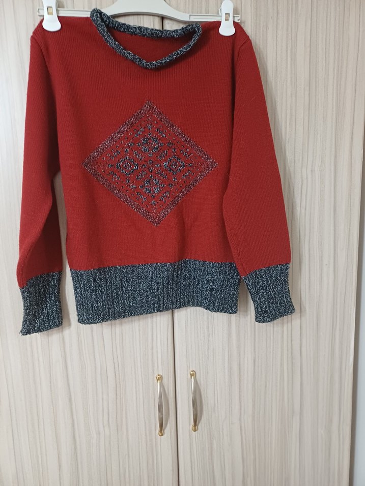 Nakışlı Kırmızı Gri Kadın Kazak - Görsel 2