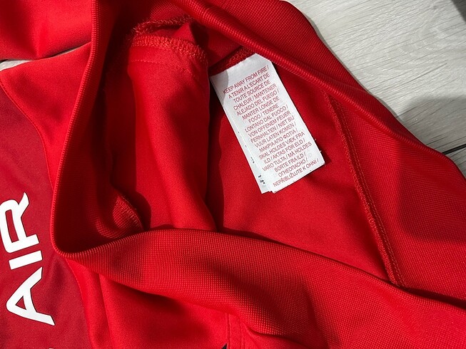 11-12 Yaş Beden kırmızı Renk Nike air sweatshirt
