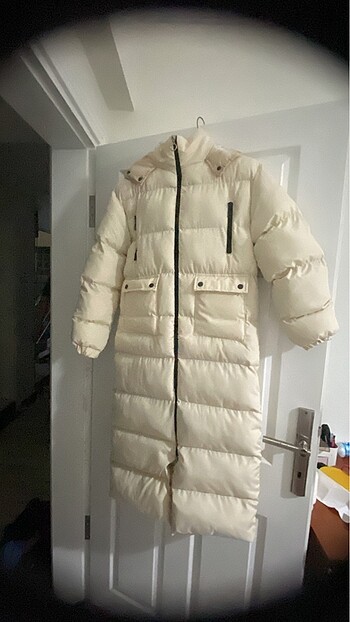 Kapüşonlu krem uzun şişme mont