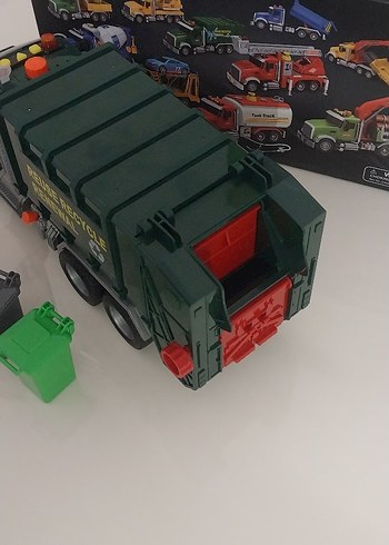Yeşil Oyuncak Çöp Kamyonu ve Renkli Çöp Kutuları - Görsel 3