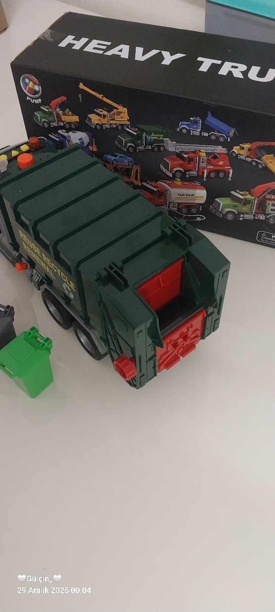 Yeşil Oyuncak Çöp Kamyonu ve Renkli Çöp Kutuları - Görsel 3