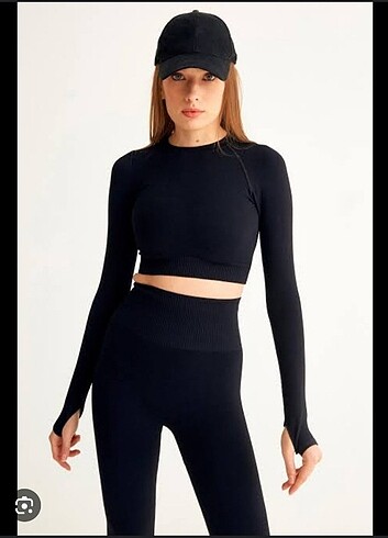 Parmak gecirmeli crop üst sporcu 