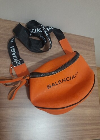 Balenciaga turuncu çanta 