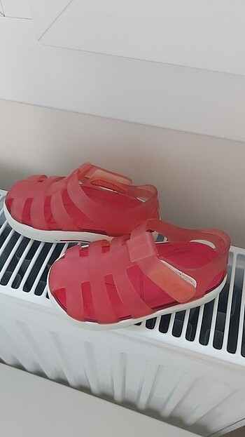 20 Beden kırmızı Renk Igor sandalet 