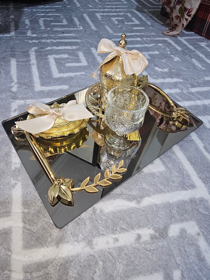 Altın Renkli Çiçek Desenli Modern Klasik Tepsi - Görsel 2