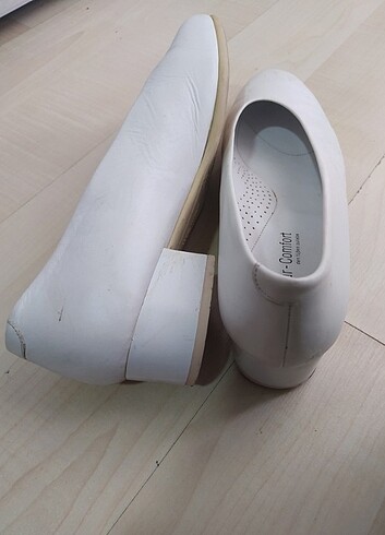 Beyaz kalın topuklu ayakkabı 
