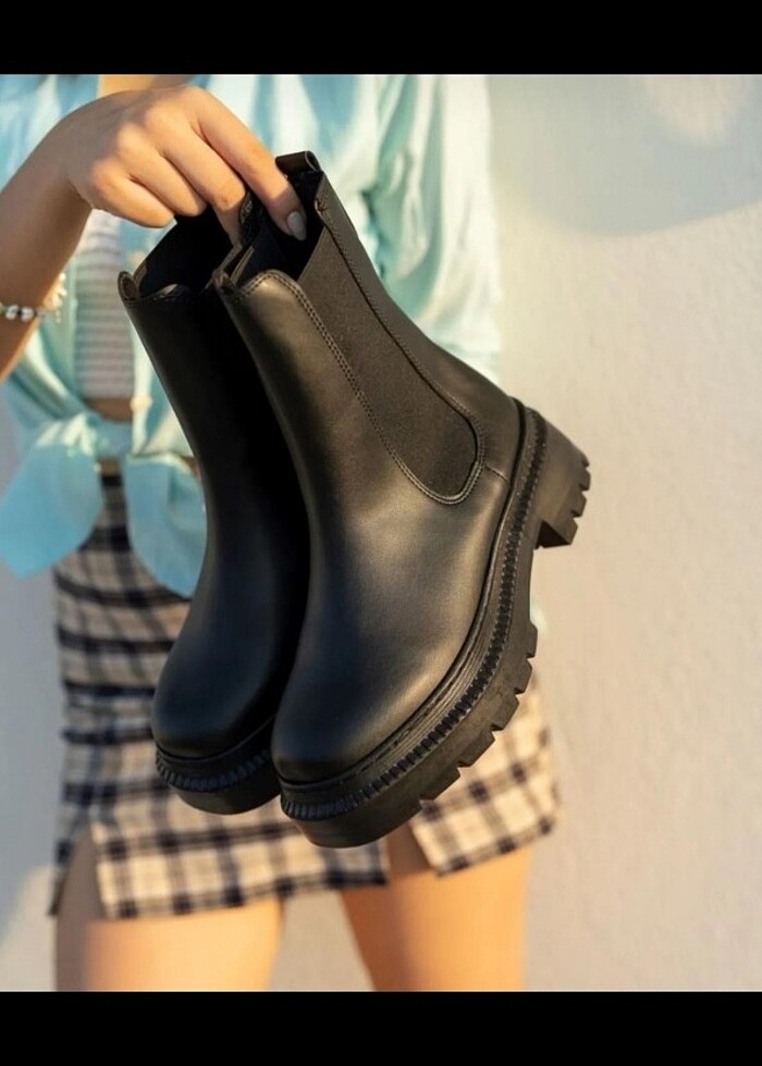 Siyah Bot  - Görsel 2