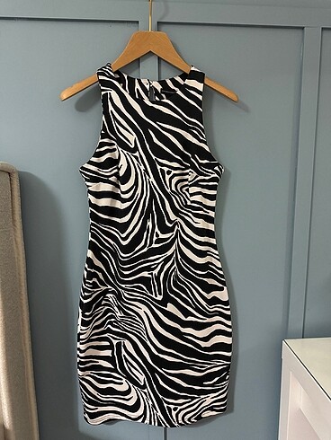 Zebra desenli elbise