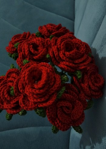 El Yapımı Kırmızı Örgü Güller - Görsel 2