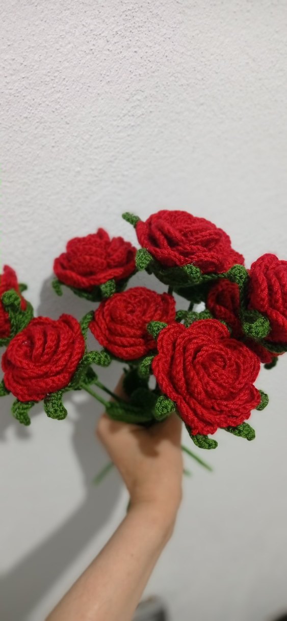 El Yapımı Kırmızı Örgü Güller - Görsel 3
