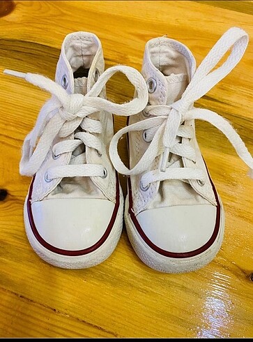 Beyaz bebek converse