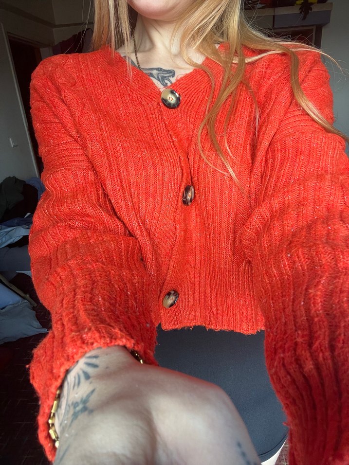 Kırmızı Düğmeli Örgü Salaş hırka - Görsel 3