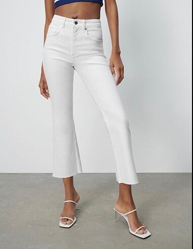 Zara model flare jean