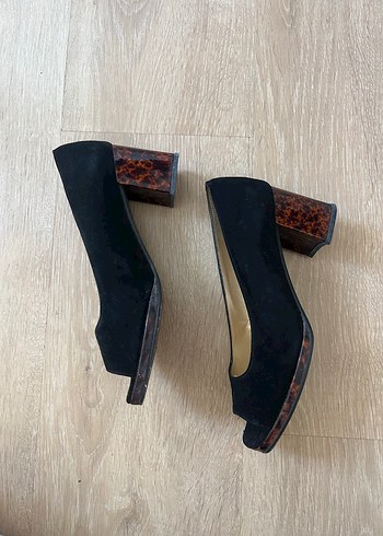 Russell & Bromley 36