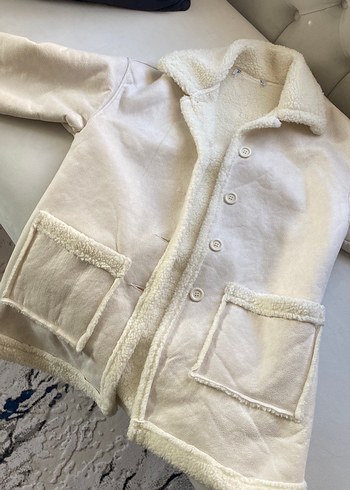 Beyaz Kadın Kışlık Peluş Detaylı Ceket - Görsel 3