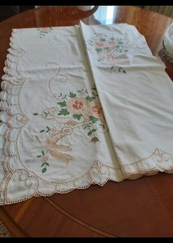 Beyaz Pastel aplik görünümlü delik işli 12 kişilik Masa Örtüsü - Görsel 3