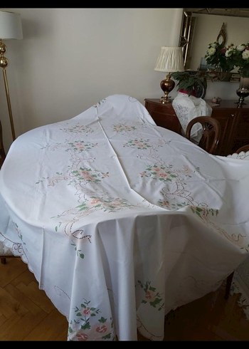 Beyaz Pastel aplik görünümlü delik işli 12 kişilik Masa Örtüsü - Görsel 2