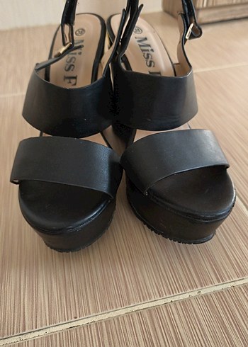 Siyah Tokalı Kadın Dolgu Topuk Sandalet - Görsel 2