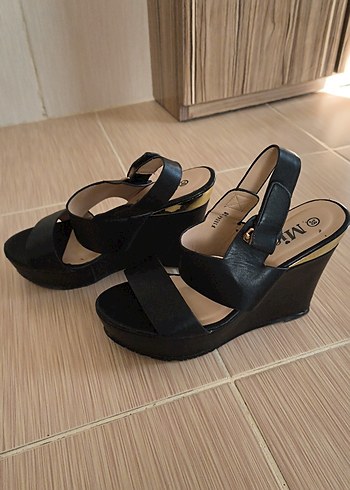 Siyah Tokalı Kadın Dolgu Topuk Sandalet - Görsel 3
