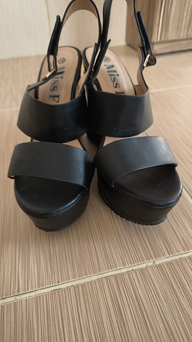 Siyah Tokalı Kadın Dolgu Topuk Sandalet - Görsel 2