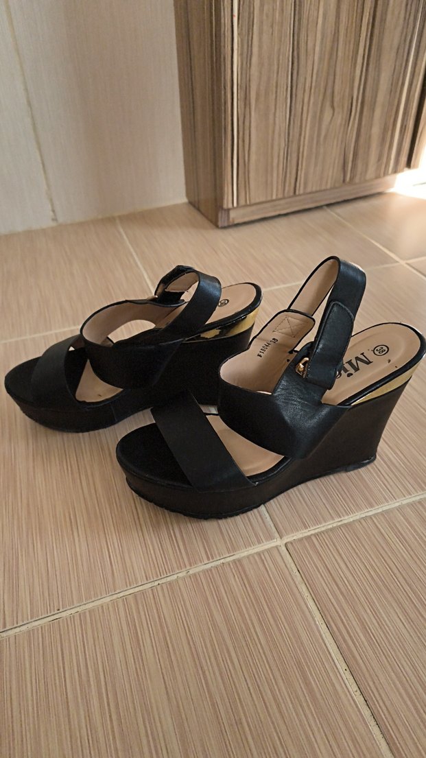 Siyah Tokalı Kadın Dolgu Topuk Sandalet - Görsel 3