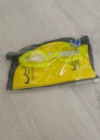 Sarı Yüzme Gözlüğü ve sarı bone - Görsel 3
