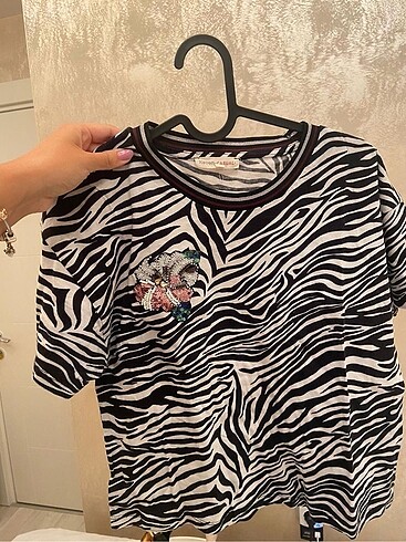 Koton m l uyumlu zebra desenli tişört taşlı çiçek işlemesi var ç