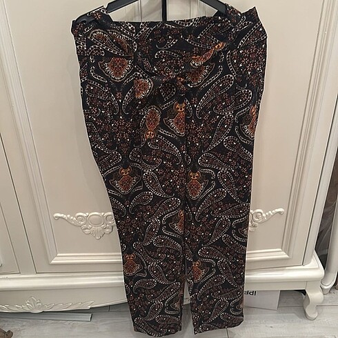 Stradivarius 40 beden uyumlu şal desen havuç kesim pantolon. Hiç