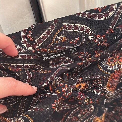 40 Beden Stradivarius 40 beden uyumlu şal desen havuç kesim pantolon. Hiç