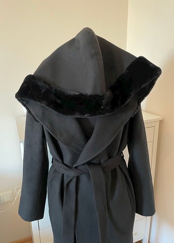 Kemerli Siyah Kapüşonlu Kaban - Görsel 4