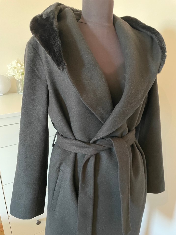 Kemerli Siyah Kapüşonlu Kaban - Görsel 5