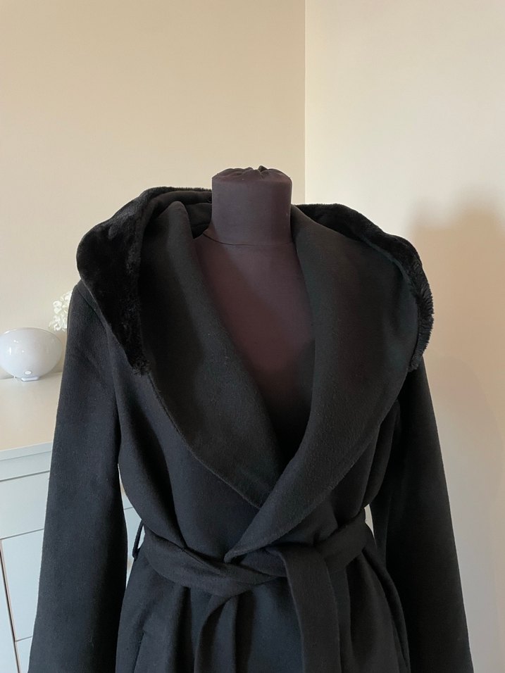 Kemerli Siyah Kapüşonlu Kaban - Görsel 2