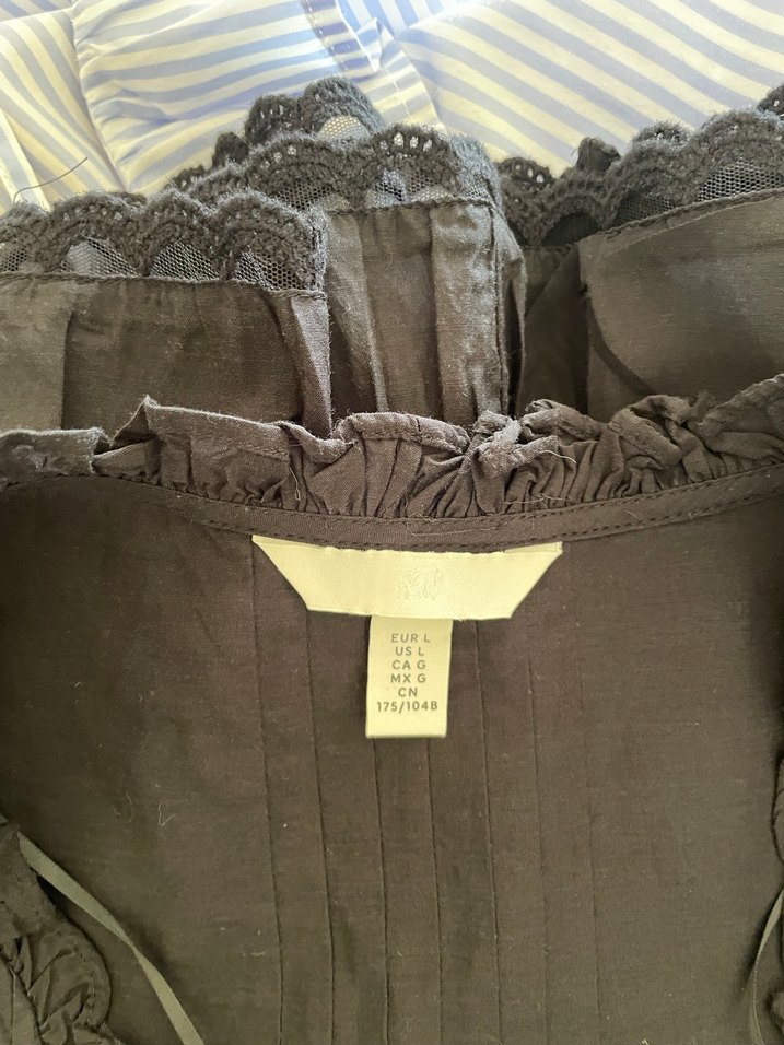 Siyah Fırfırlı V Yakalı Keten Bluz - Görsel 5