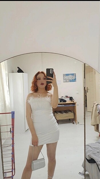 Beyaz tüy detaylı mini elbise