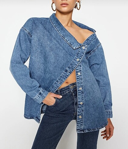 Asimetrik yaka Detaylı oversize jean gömlek