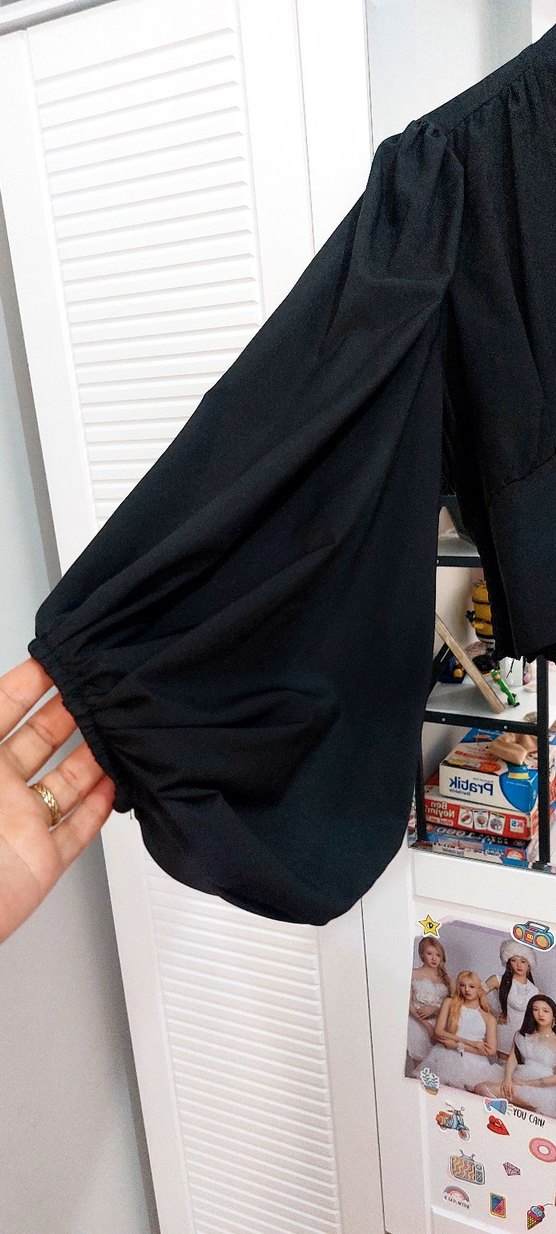 Düğmeli Siyah V Yaka Gotik Bluz - Görsel 3