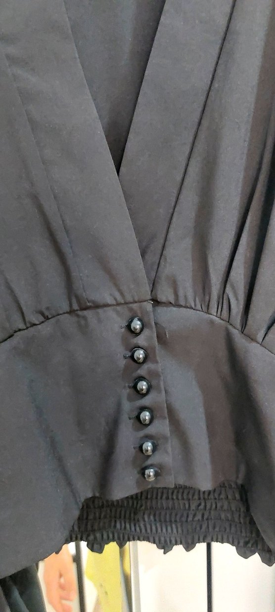 Düğmeli Siyah V Yaka Gotik Bluz - Görsel 2